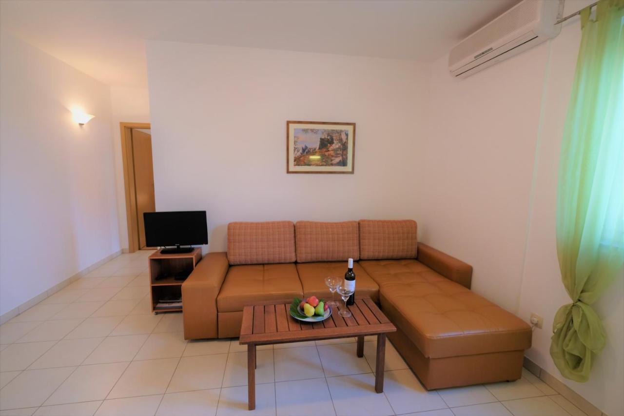 Apartments Coral, Klimno, Island Krk Eksteriør billede