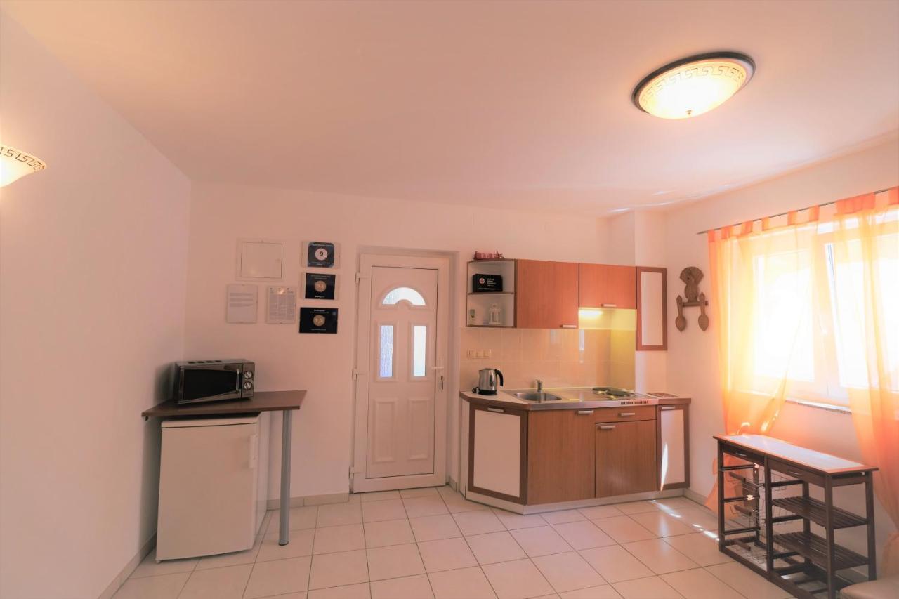 Apartments Coral, Klimno, Island Krk Eksteriør billede