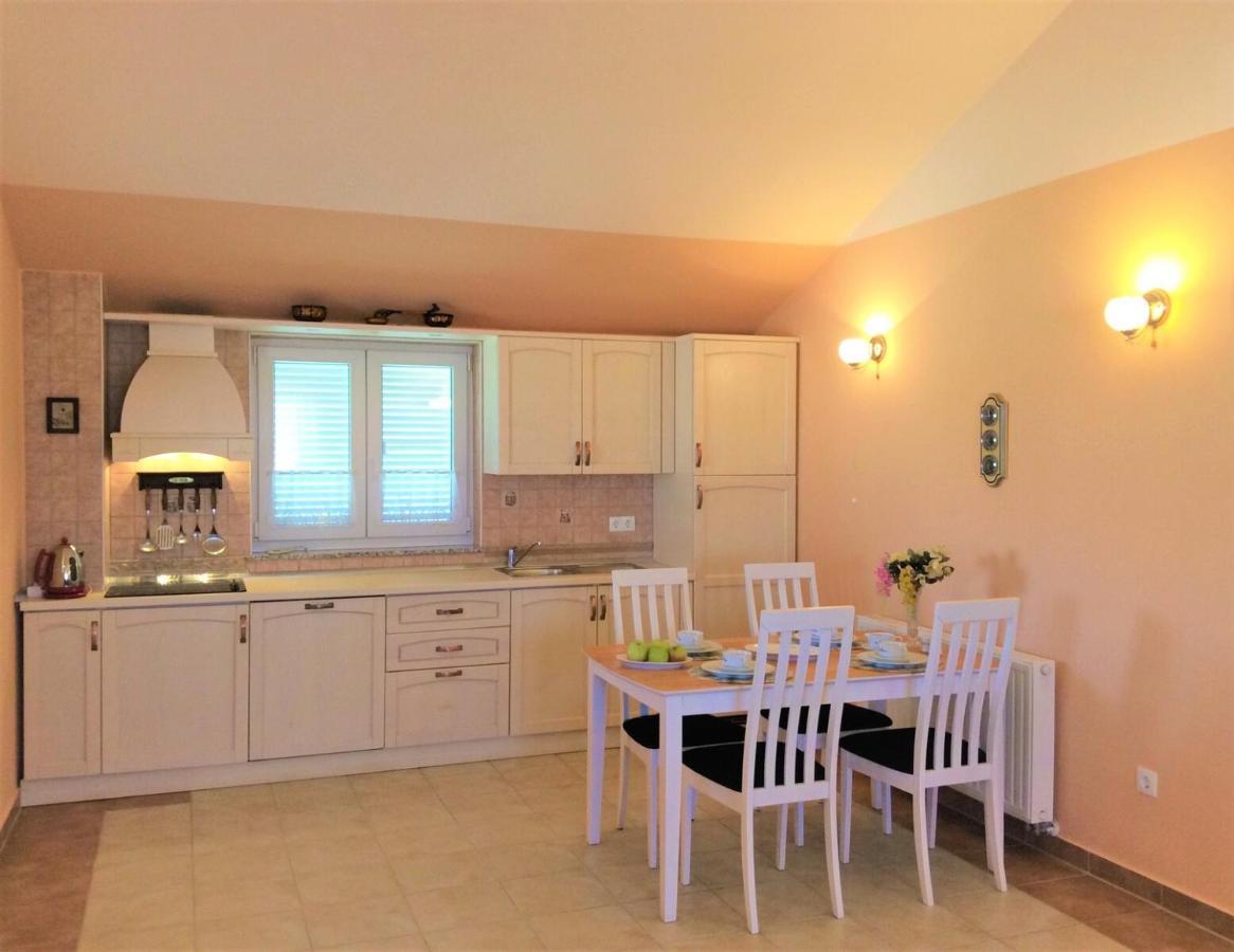 Apartments Coral, Klimno, Island Krk Eksteriør billede