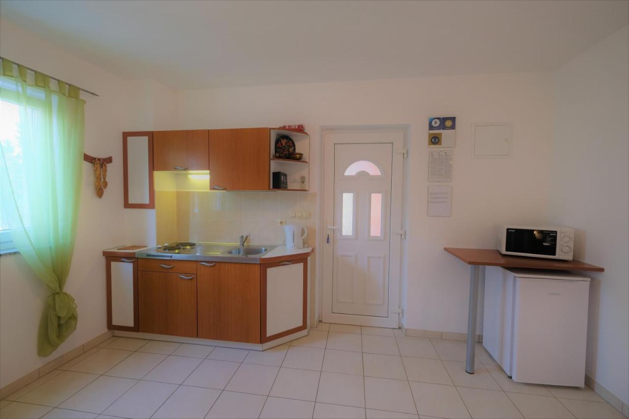 Apartments Coral, Klimno, Island Krk Eksteriør billede